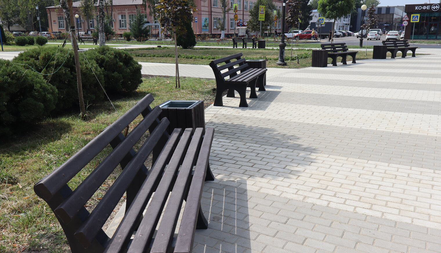 В Белореченске появились новые городские скамьи из пластиковых крышечек