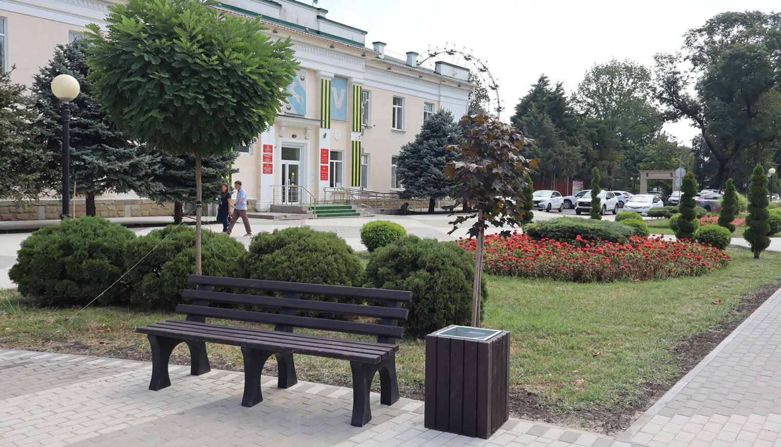 В Белореченске появились новые городские скамьи из пластиковых крышечек