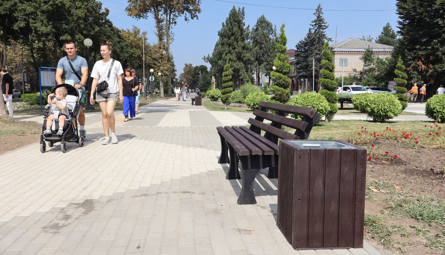 В Белореченске появились новые городские скамьи из пластиковых крышечек