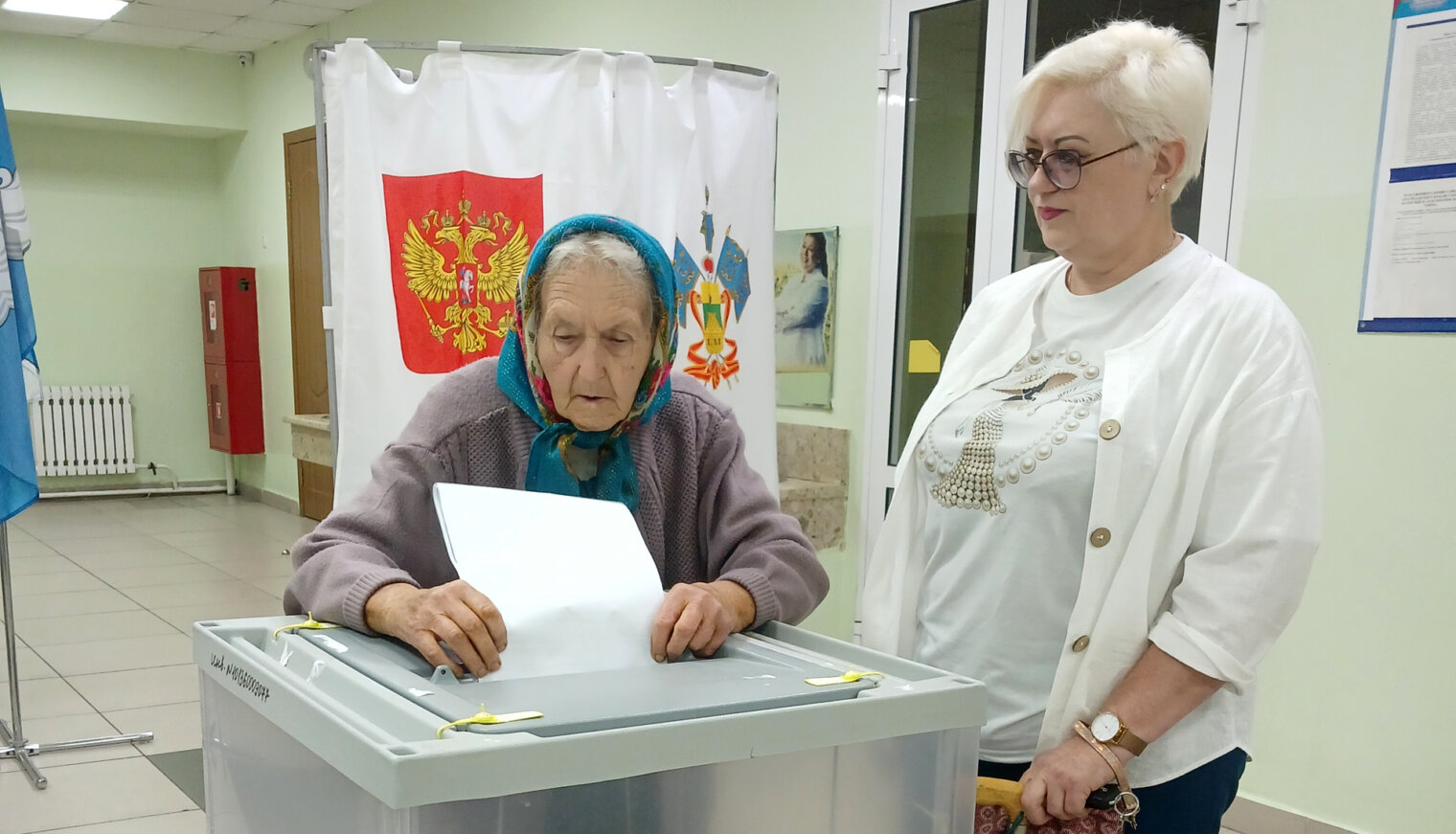 На избирательном участке в Родниках поток людей не иссякает