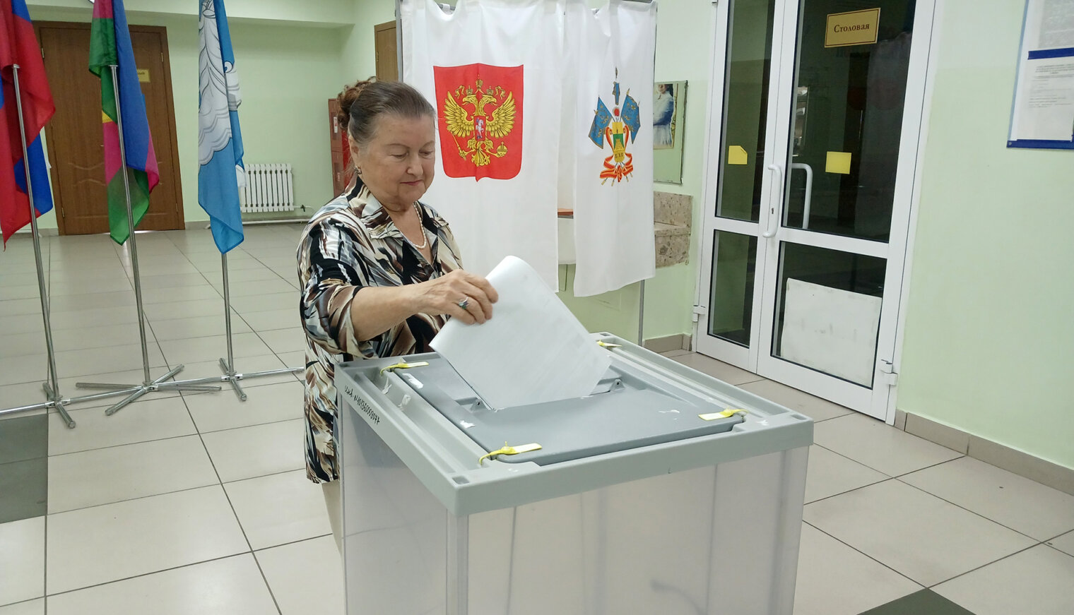 На избирательном участке в Родниках поток людей не иссякает