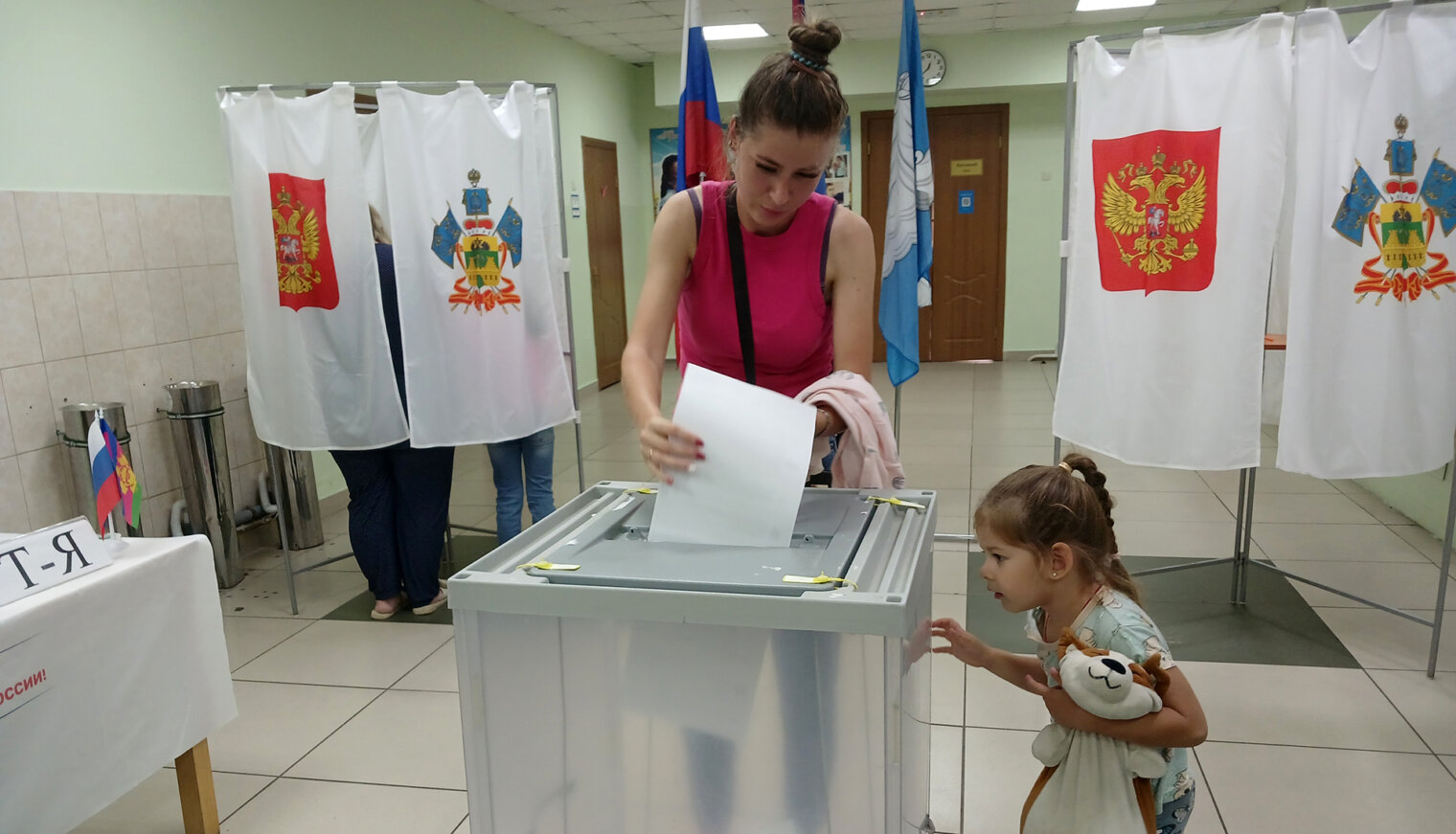 На избирательном участке в Родниках поток людей не иссякает