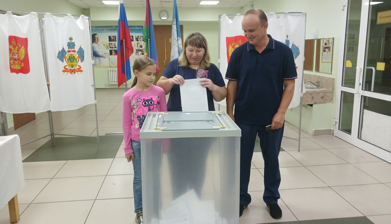 На избирательном участке в Родниках поток людей не иссякает