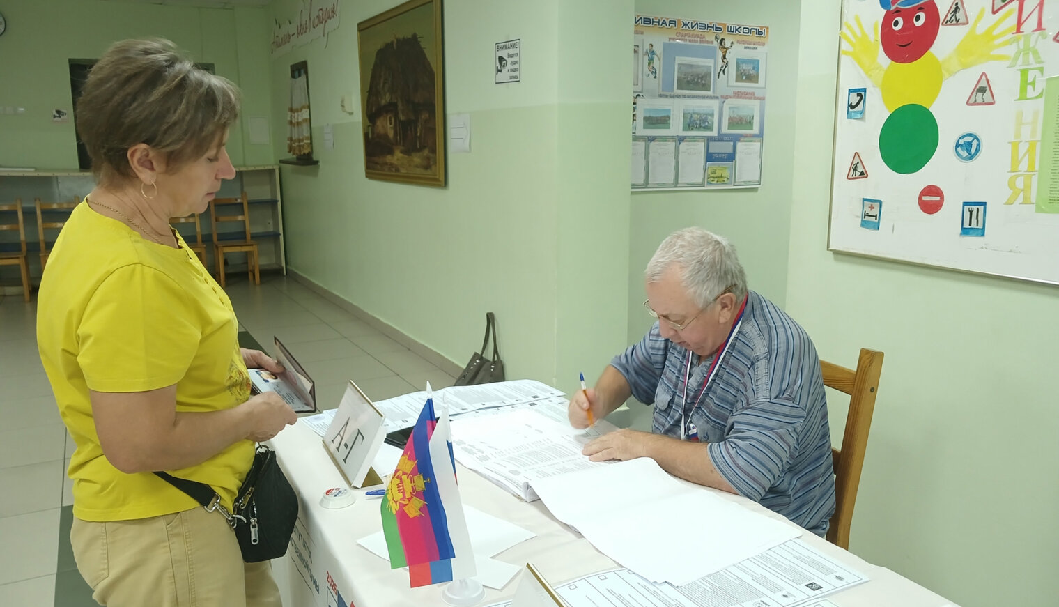 На избирательном участке в Родниках поток людей не иссякает