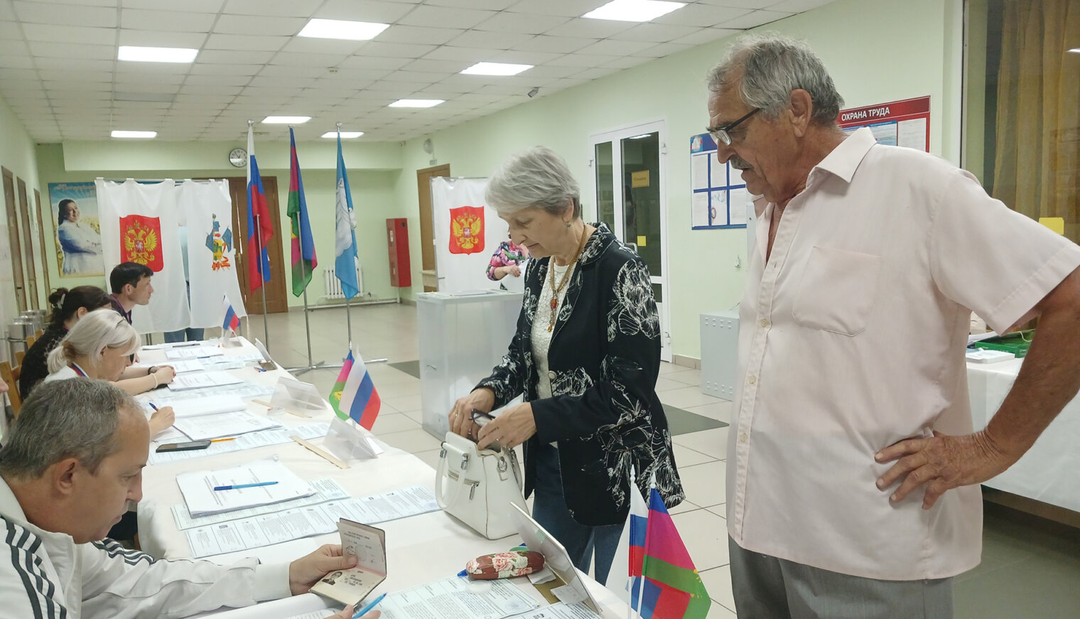 На избирательном участке в Родниках поток людей не иссякает