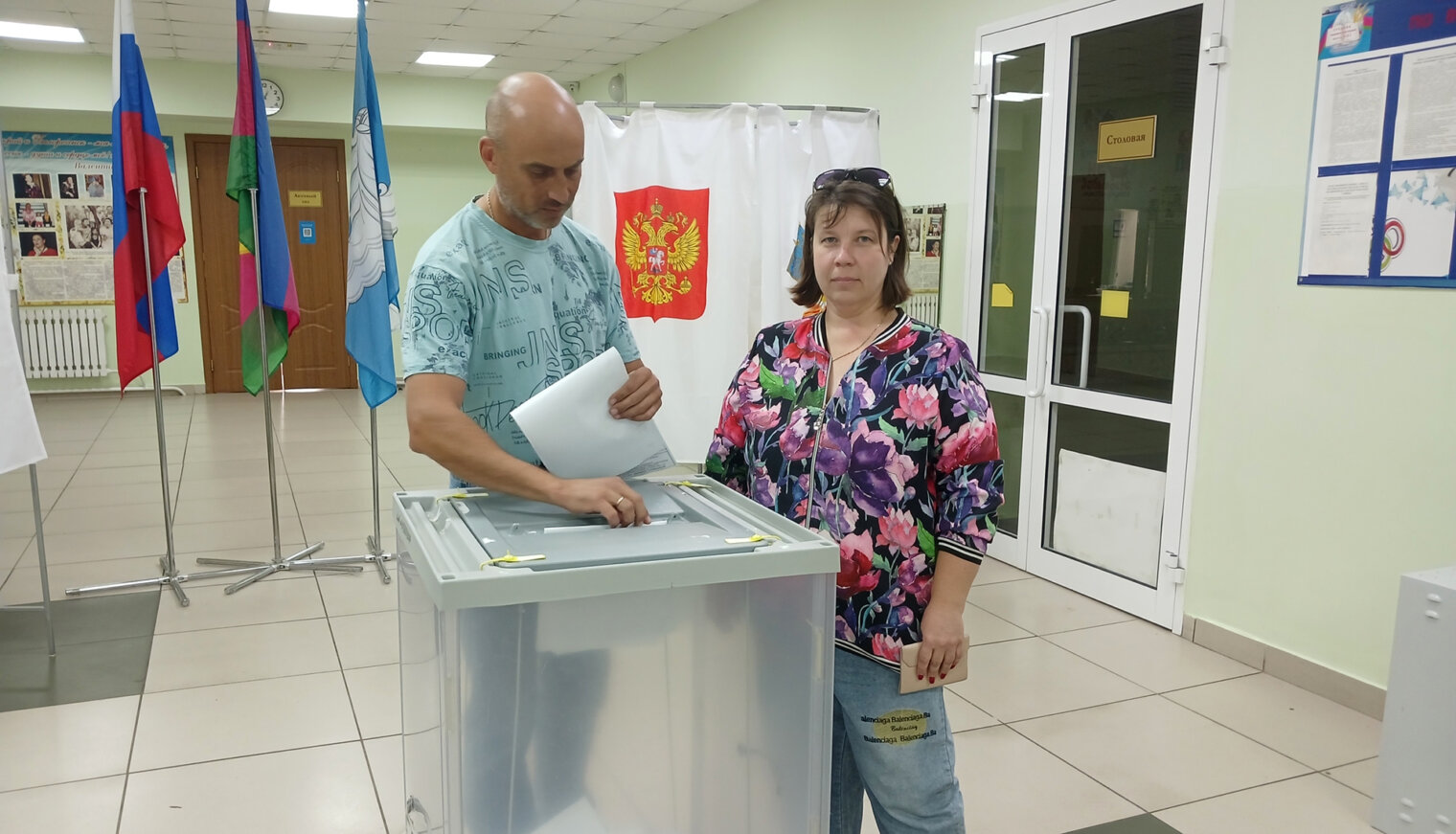 На избирательном участке в Родниках поток людей не иссякает