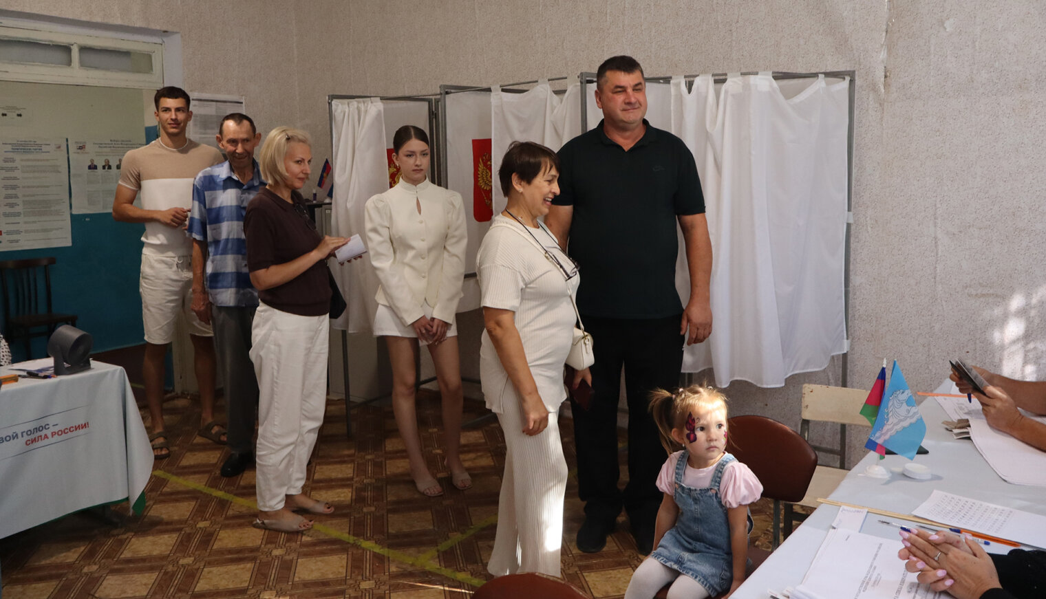 «ВместеМыСила»: в Белореченске голосуют семьями, а очередь только поднимает настроение!