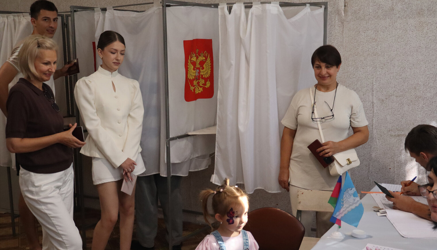 «ВместеМыСила»: в Белореченске голосуют семьями, а очередь только поднимает настроение!