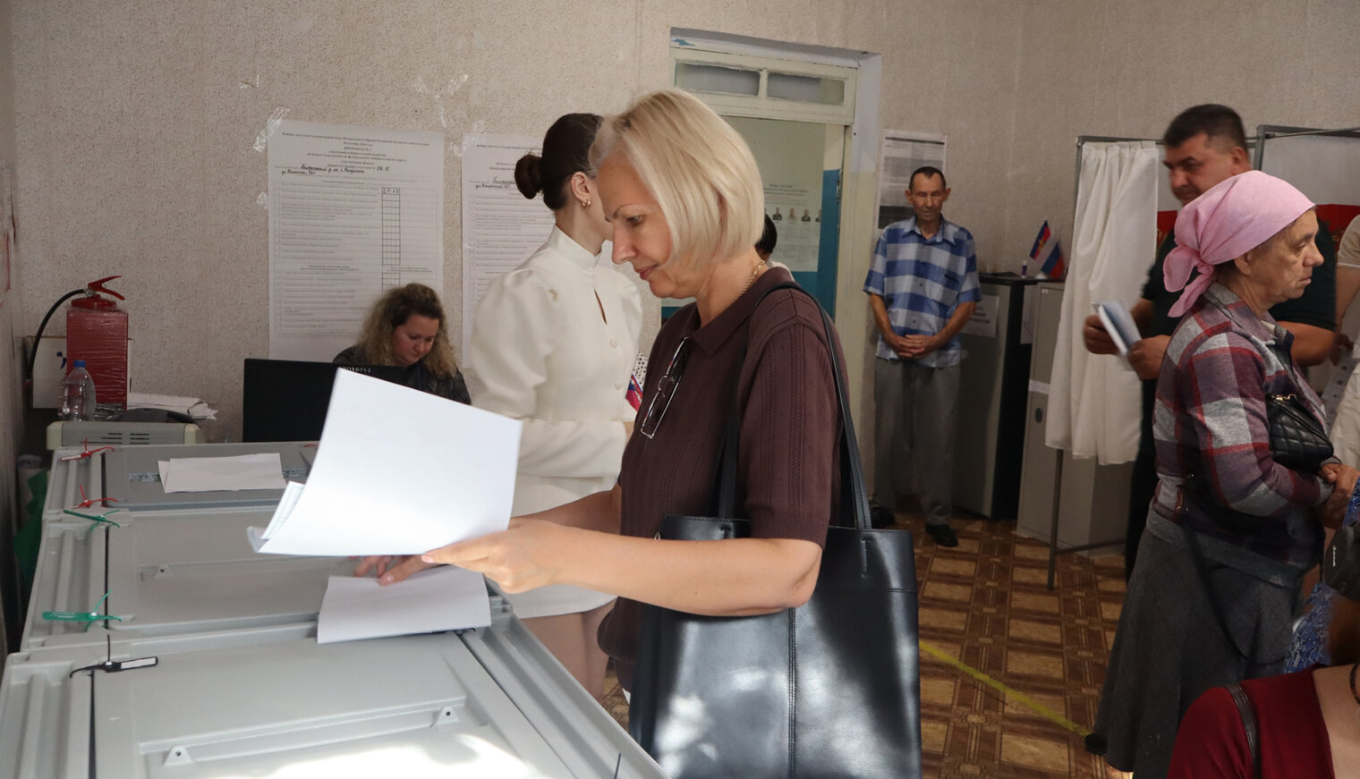«ВместеМыСила»: в Белореченске голосуют семьями, а очередь только поднимает настроение!