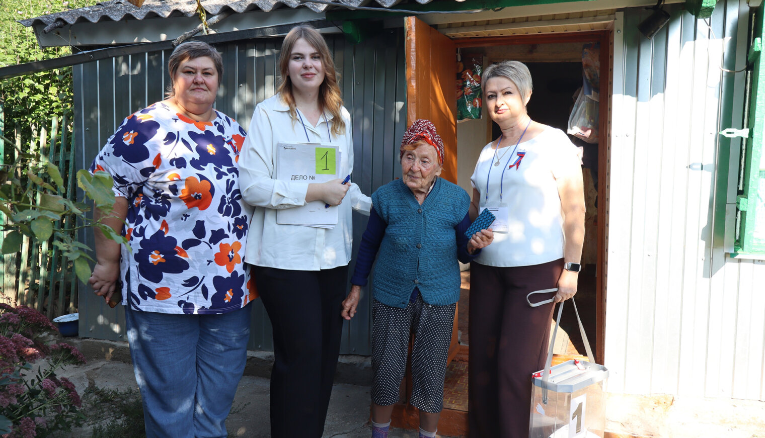100-летняя Нелина Волкова из Великовечного сама встретила членов УИК и проголосовала