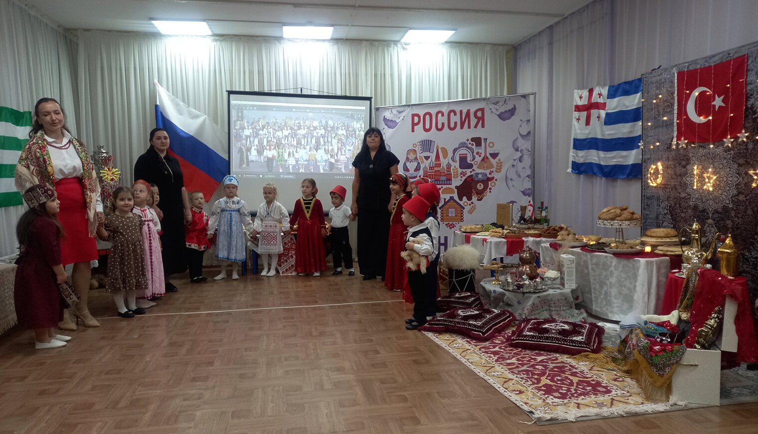 В детском саду №10 прошёл праздник «Народов много – Россия одна»