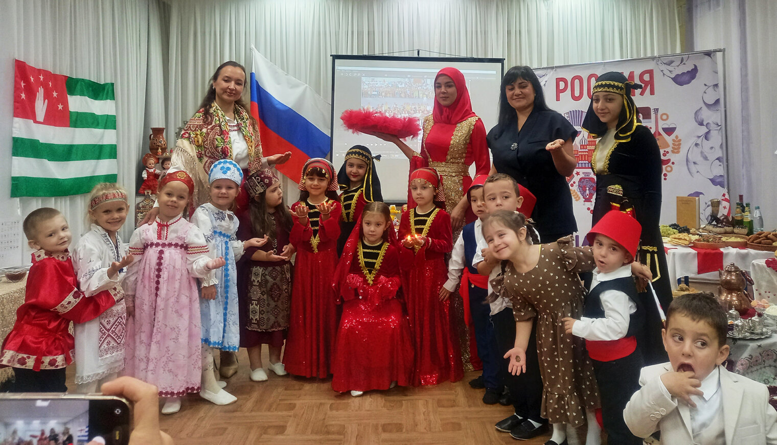 В детском саду №10 прошёл праздник «Народов много – Россия одна»