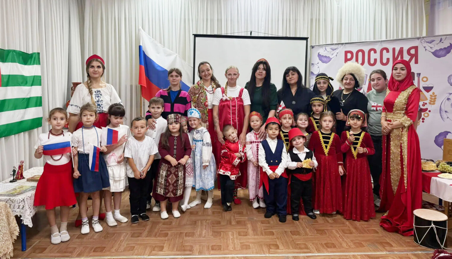 В детском саду №10 прошёл праздник «Народов много – Россия одна»